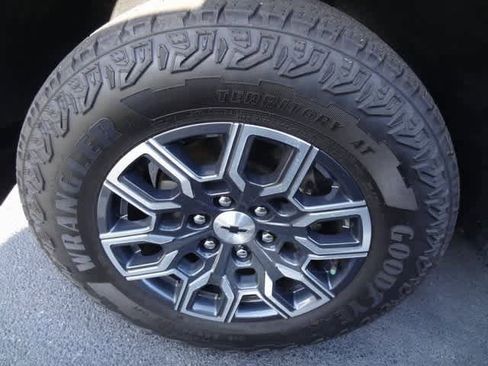 Used 2024 Chevrolet Colorado Z71 w/ Advanced Trailering Package image 11