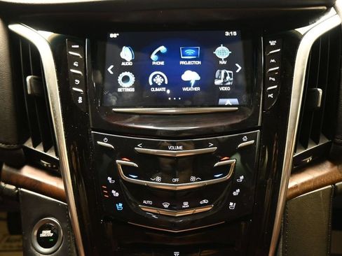 Used 2018 Cadillac Escalade Luxury AWD/4WD image 18