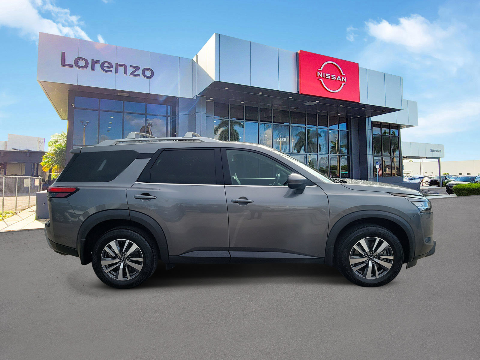Used 2024 Nissan Pathfinder SL w/ Black Appearance Package FWD image 4