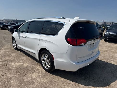 Used 2018 Chrysler Pacifica Touring-L w/ Tire & Wheel Group FWD image 2