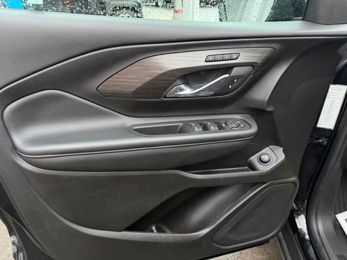 Used 2024 GMC Terrain SLT image 13