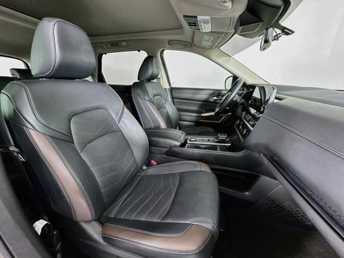 Used 2024 Nissan Pathfinder Platinum w/ Black Appearance Package AWD/4WD image 30