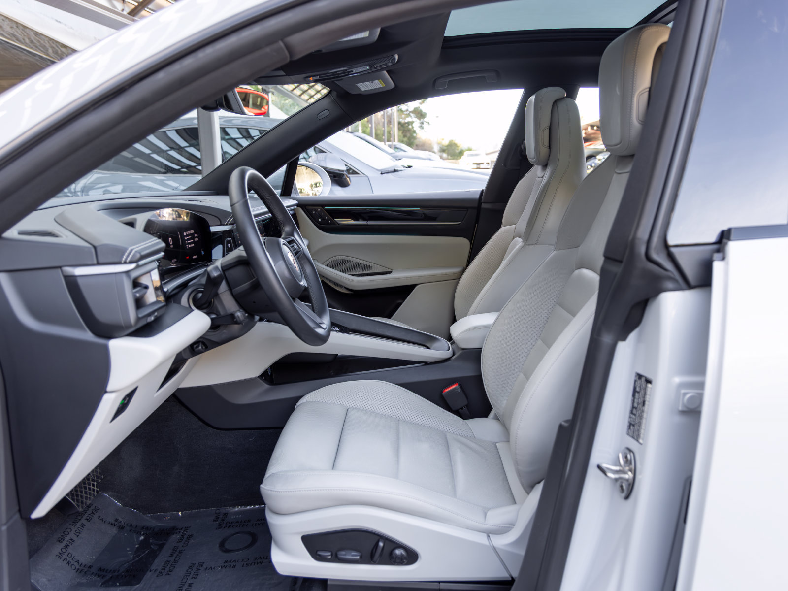 Certified 2025 Porsche Macan Electric RWD image 5