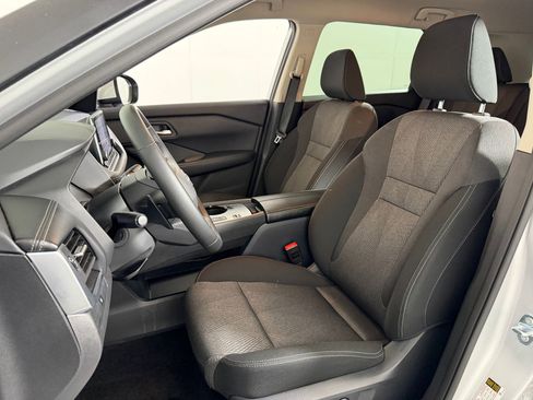 Used 2025 Nissan Rogue SV image 4