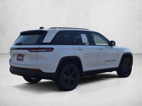 Used 2023 Jeep Grand Cherokee Altitude AWD/4WD image 5