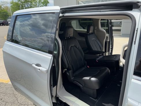 Used 2023 Chrysler Pacifica Touring-L FWD image 37