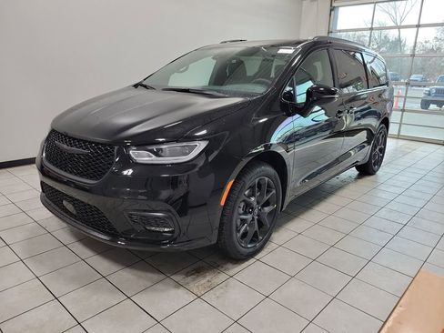 New 2026 Chrysler Pacifica Select w/ S Appearance Package image 2