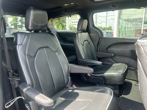 Used 2018 Chrysler Pacifica Limited w/ Advanced Safetytec Group FWD image 15