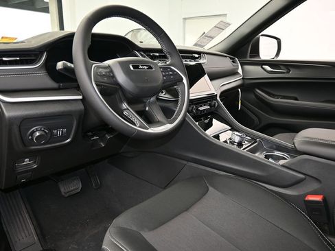 Used 2025 Jeep Grand Cherokee Laredo image 12