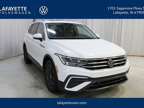 Used 2024 Volkswagen Tiguan SE w/ Panoramic Sunroof Package image 1