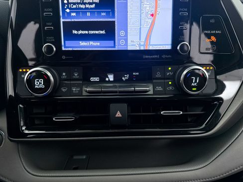Used 2022 Toyota Highlander XLE FWD image 27