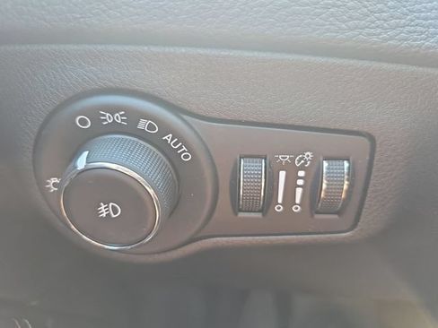 Used 2018 Jeep Compass Latitude FWD image 26