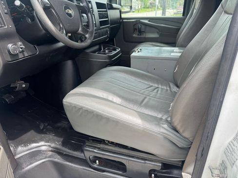 Used 2010 Chevrolet Express 1500 RWD image 22