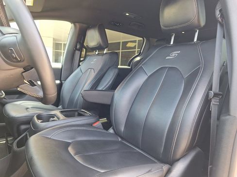Used 2024 Chrysler Pacifica Limited FWD image 21