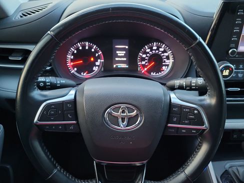 Used 2020 Toyota Highlander LE AWD/4WD image 23