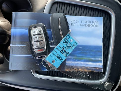 Used 2024 Chrysler Pacifica Touring-L FWD image 10