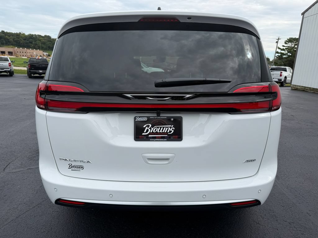 New 2027 Chrysler Pacifica Select AWD/4WD image 6