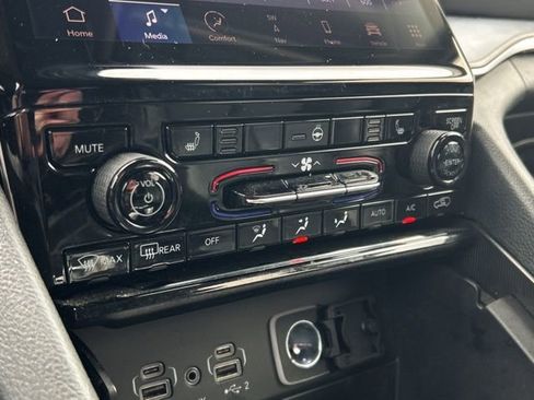 Used 2024 Jeep Grand Cherokee Limited w/ Black Appearance Package image 42