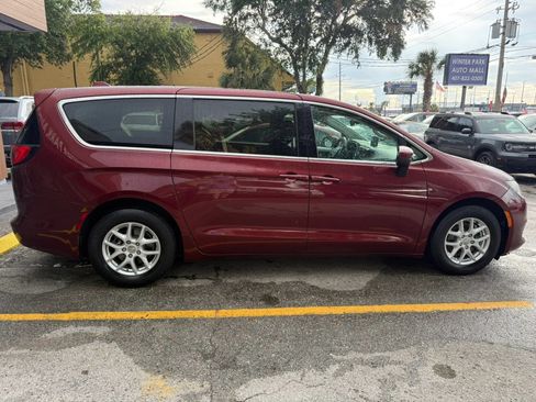 Used 2017 Chrysler Pacifica Touring FWD image 5