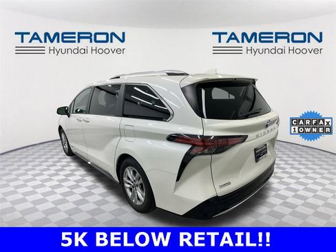 Used 2021 Toyota Sienna Limited image 3