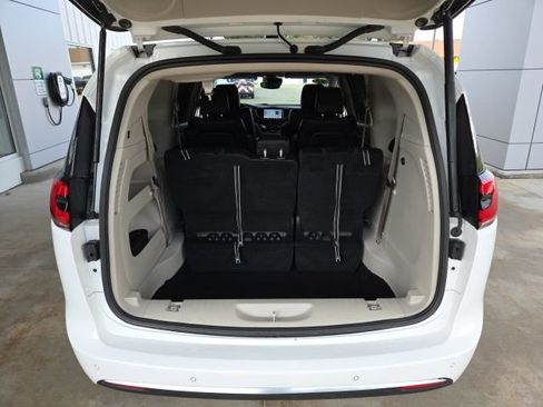 Used 2023 Chrysler Pacifica Touring-L FWD image 21