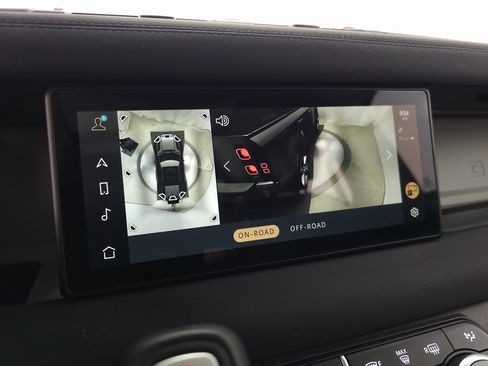 Used 2023 Land Rover Defender 110 SE image 32