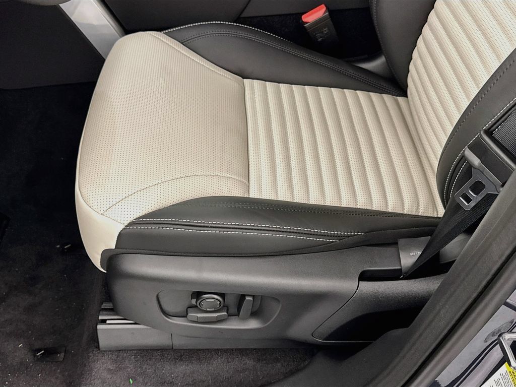 New 2026 Land Rover Discovery Limited Edition AWD/4WD image 20