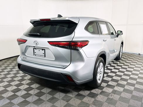 Used 2023 Toyota Highlander LE image 3