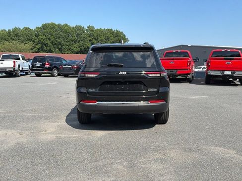 Used 2024 Jeep Grand Cherokee Laredo w/ Luxury Tech Group I AWD/4WD image 4