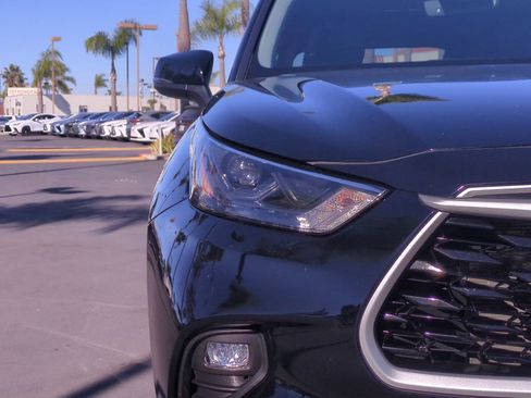 Used 2023 Toyota Highlander XLE image 11