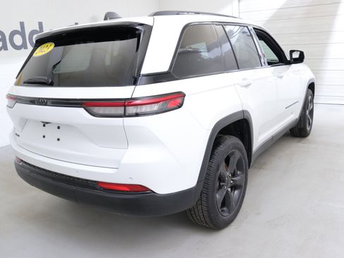 Used 2023 Jeep Grand Cherokee Altitude image 8