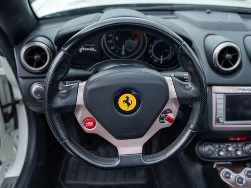 Used 2014 Ferrari California image 22