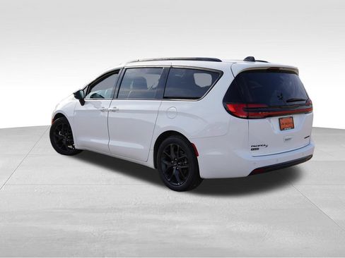 Certified 2025 Chrysler Pacifica Limited FWD image 7