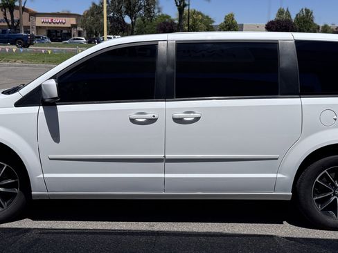 Used 2016 Dodge Grand Caravan SXT FWD image 5