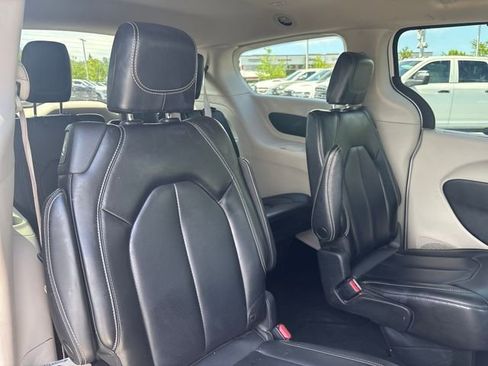 Used 2023 Chrysler Pacifica Touring-L FWD image 12