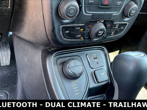 Used 2017 Jeep Compass Trailhawk w/ Leather Interior Group AWD/4WD image 16