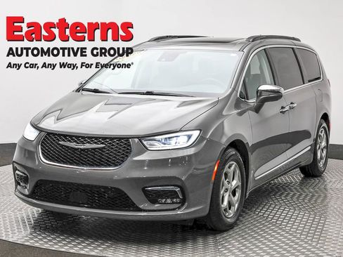 Used 2022 Chrysler Pacifica Limited image 1