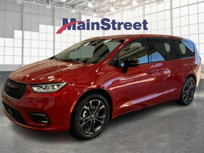 New 2026 Chrysler Pacifica Select