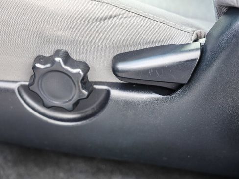 Used 2018 Toyota Tacoma SR image 10