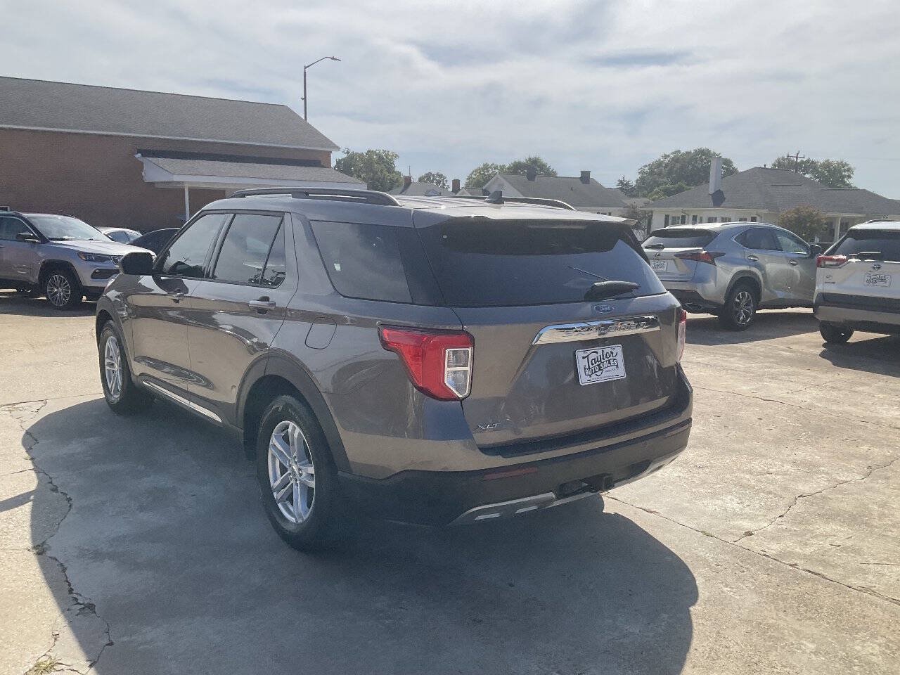 Used 2021 Ford Explorer XLT w/ Equipment Group 202A RWD image 5