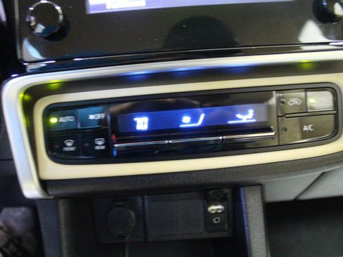 Used 2017 Toyota Corolla LE image 14