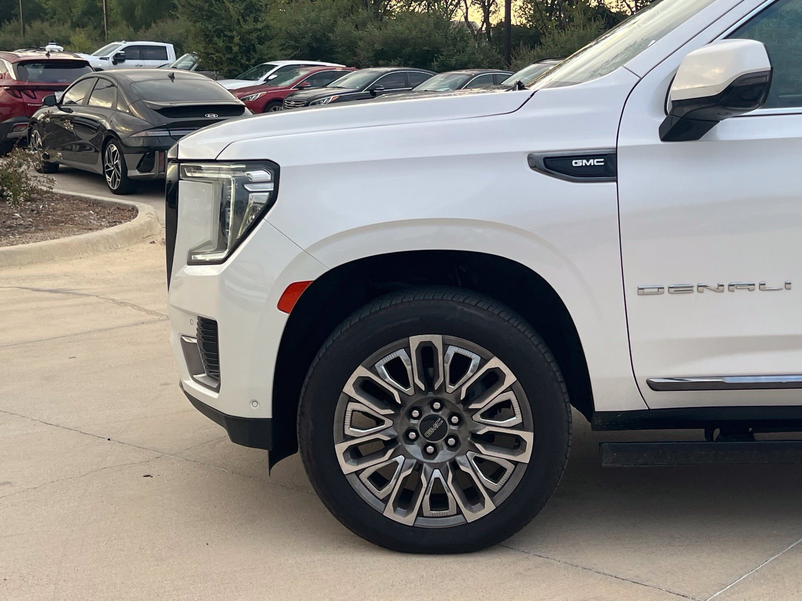 Used 2023 GMC Yukon XL Denali Ultimate AWD/4WD image 8