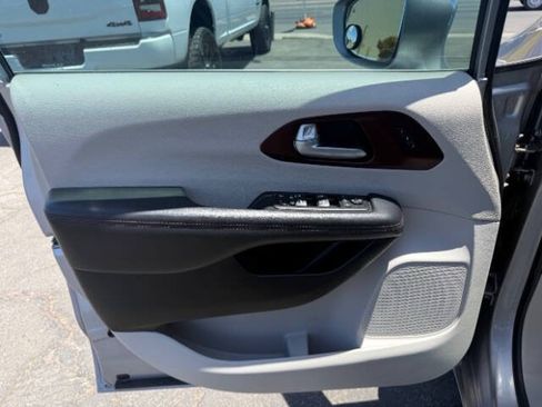 Used 2017 Chrysler Pacifica Limited w/ UConnect Theater Package FWD image 9