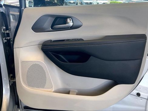 Used 2024 Chrysler Pacifica Touring-L FWD image 22