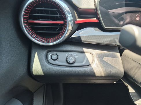 Used 2025 Chevrolet Trax RS w/ Sunroof Package FWD image 27