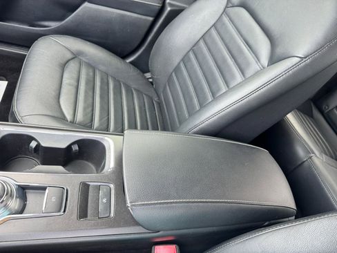 Used 2017 Ford Fusion SE w/ Fusion SE Technology Package image 16