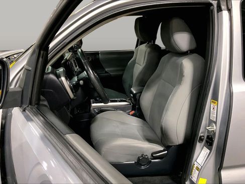 Used 2017 Toyota Tacoma SR5 AWD/4WD image 8