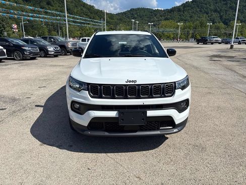 Used 2025 Jeep Compass Latitude w/ Convenience Group AWD/4WD image 8