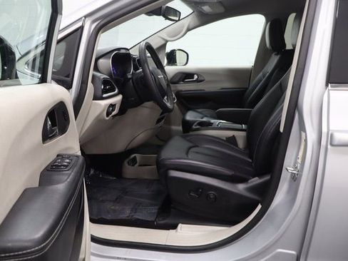 Certified 2024 Chrysler Pacifica Touring-L FWD image 12