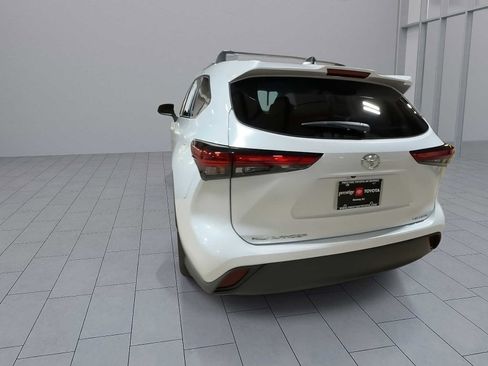 Used 2022 Toyota Highlander LE image 3